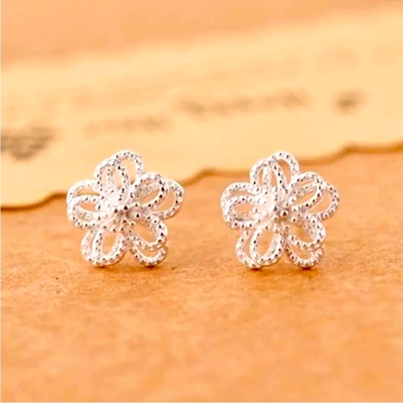 New Sterling Silver Flower Earring Studs - Picture 2 of 5
